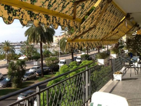 Menton smartworking and relax on the beach, seaview